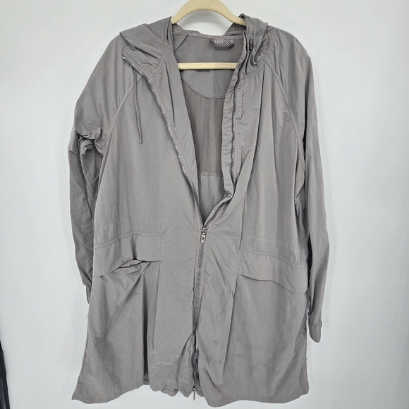 lululemon athletica Jackets & Blazers - Lululemon stroll city grey silver jacket midi leghnth size 10